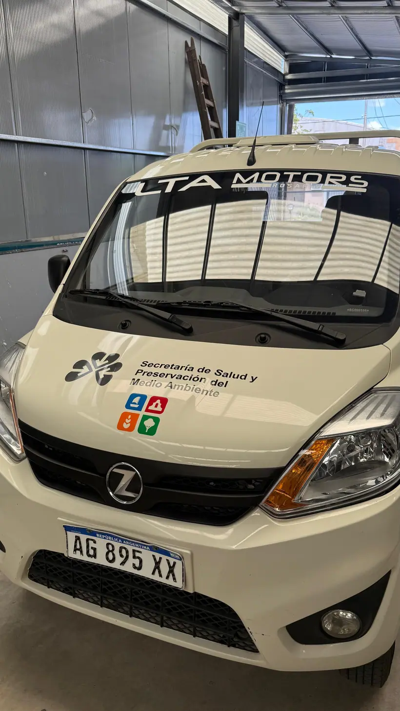 Alta Motors — Ploteo de parabrisas y laterales. Trabajo realizado por Zengráfica en San Lorenzo, Santa Fe.