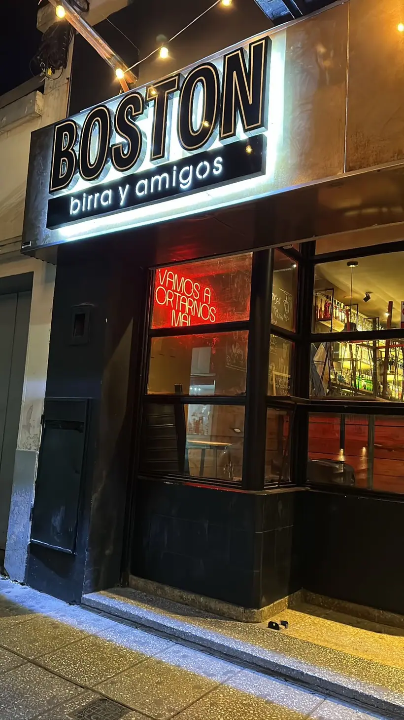 Boston Birra y Amigos — Cartel frontal sobre fachada. Trabajo realizado por Zengráfica en San Lorenzo, Santa Fe.