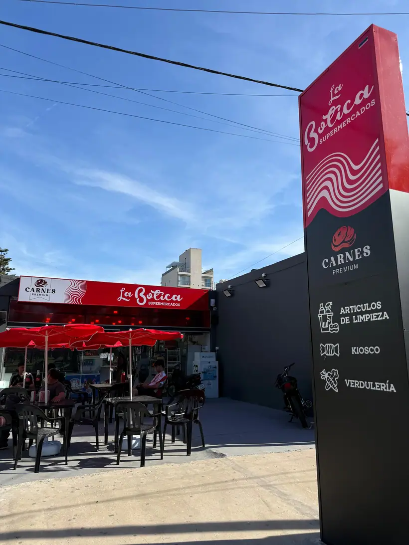 La Botica — Tótem exterior de doble cara. Trabajo realizado por Zengráfica en San Lorenzo, Santa Fe.