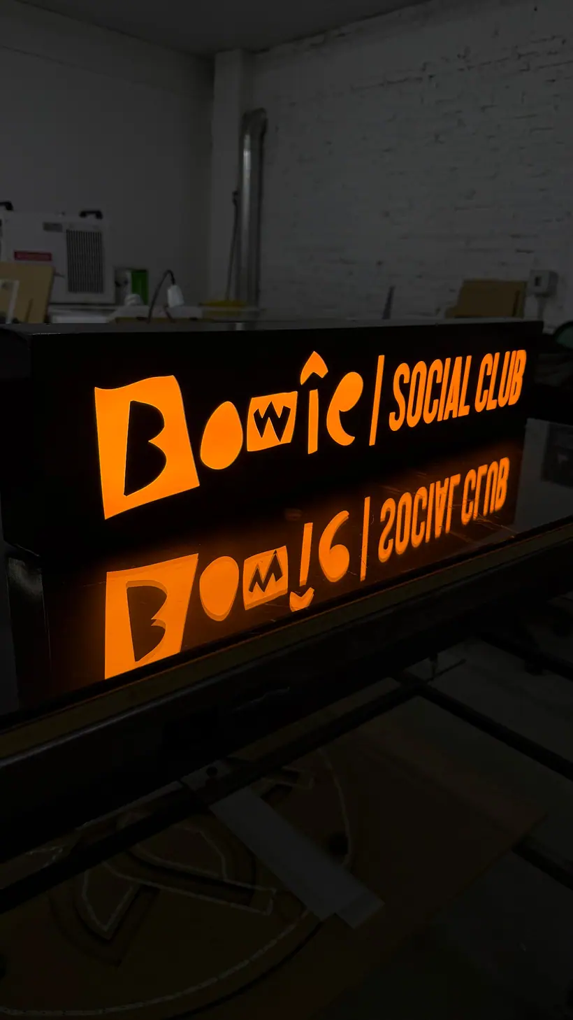 Bowie Social Club — Corpóreas iluminadas en naranja. Trabajo realizado por Zengráfica en San Lorenzo, Santa Fe.