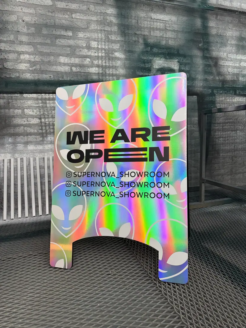 Supernova Showroom — Caballete con laminado holográfico. Trabajo realizado por Zengráfica en San Lorenzo, Santa Fe.