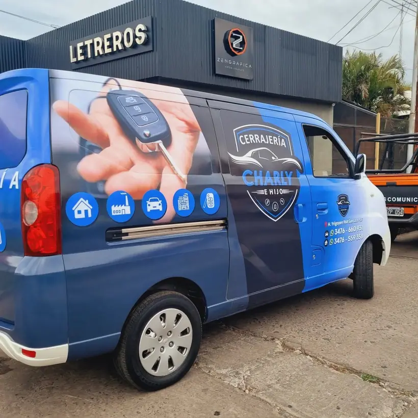 Cerrajería Charly — Furgón con wrap full color. Trabajo realizado por Zengráfica en San Lorenzo, Santa Fe.