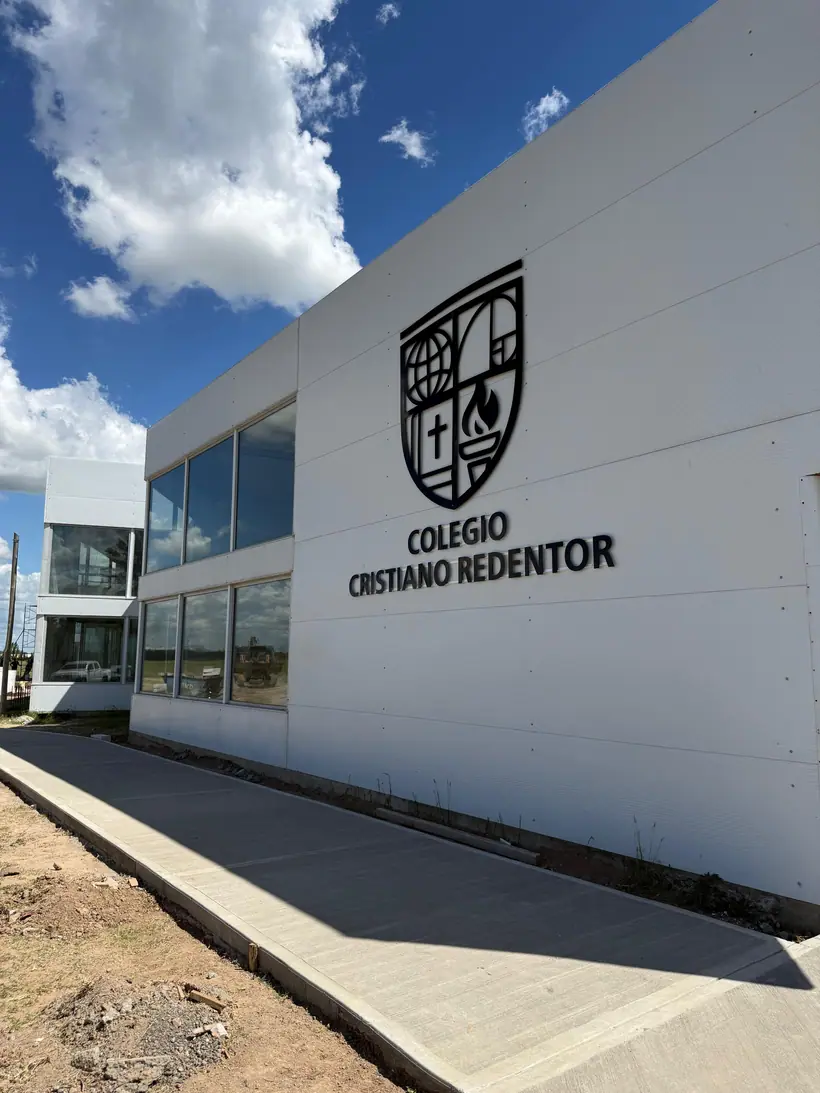 Colegio Cristiano Redentor — Identificación institucional en fachada. Trabajo realizado por Zengráfica en San Lorenzo, Santa Fe.