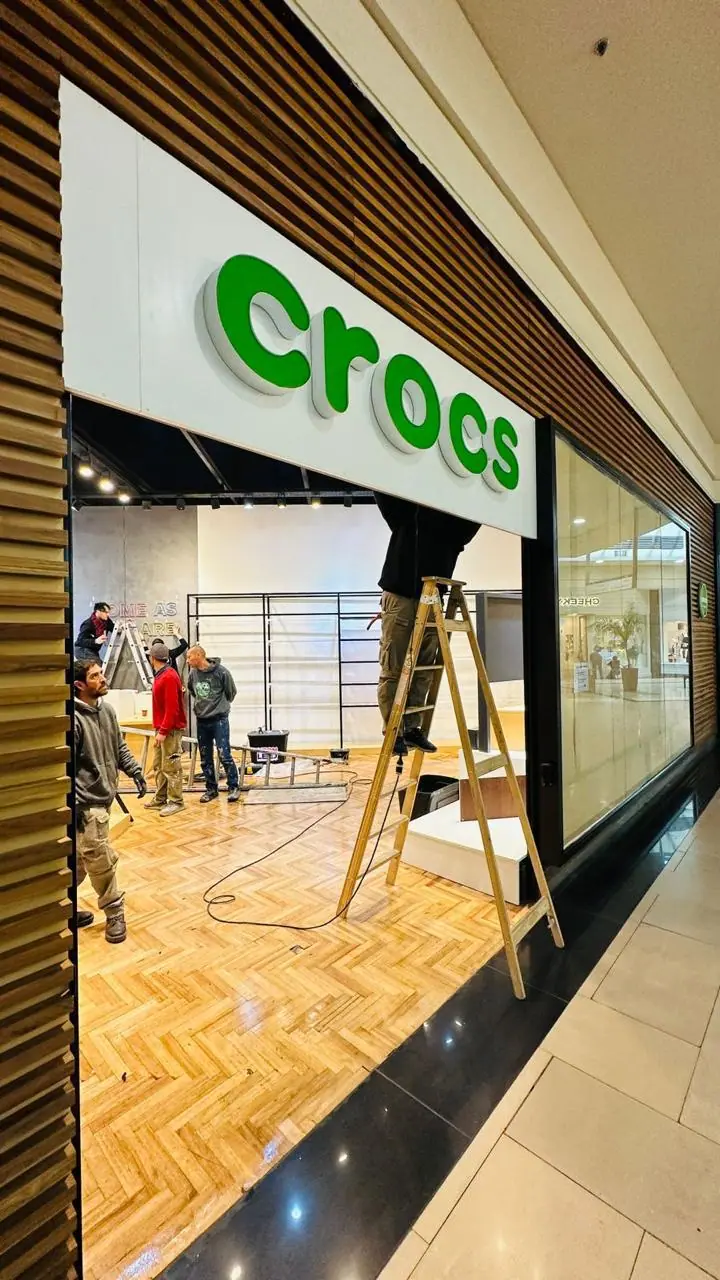 Crocs — Corpóreas de marca en local comercial. Trabajo realizado por Zengráfica en San Lorenzo, Santa Fe.