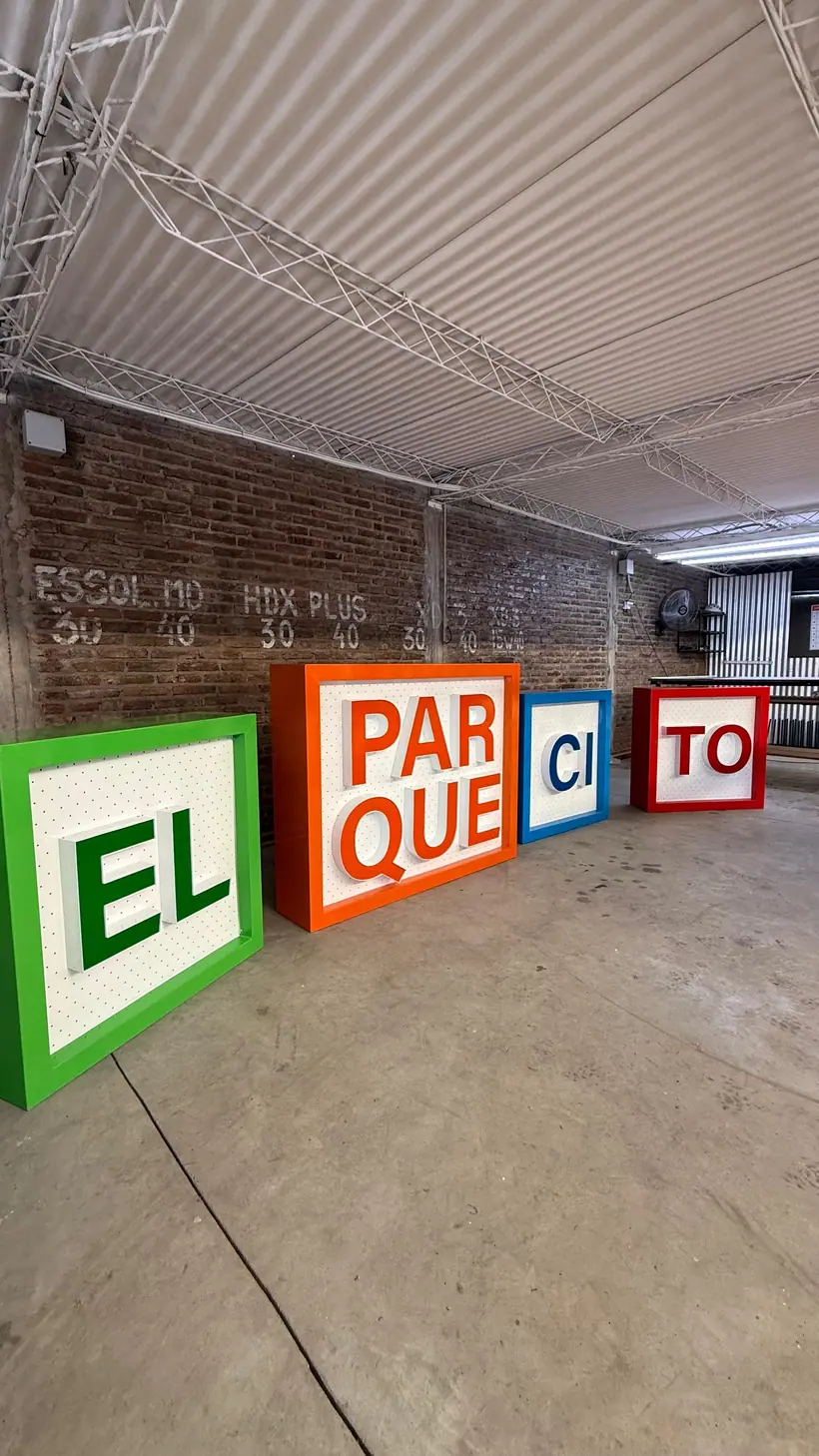 El Parquecito — Corpóreas de colores antes del montaje. Trabajo realizado por Zengráfica en San Lorenzo, Santa Fe.
