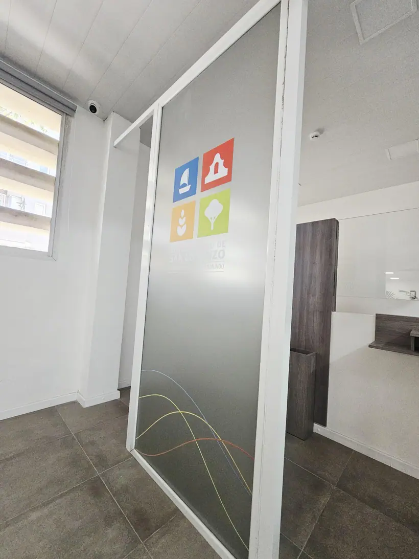 División de oficinas — Vinilo esmerilado con impresión. Trabajo realizado por Zengráfica en San Lorenzo, Santa Fe.