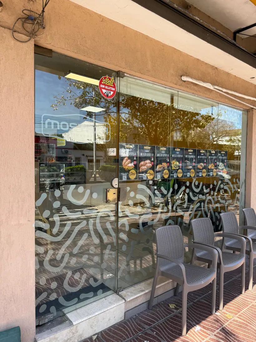 Vidriera comercial — Gráfica aplicada sobre cristal. Trabajo realizado por Zengráfica en San Lorenzo, Santa Fe.
