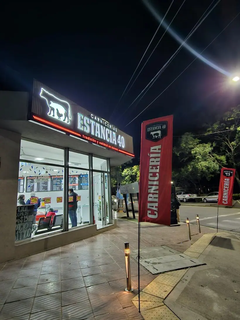 Estancia 40 Carnicería — Frente y fly banners de noche. Trabajo realizado por Zengráfica en San Lorenzo, Santa Fe.