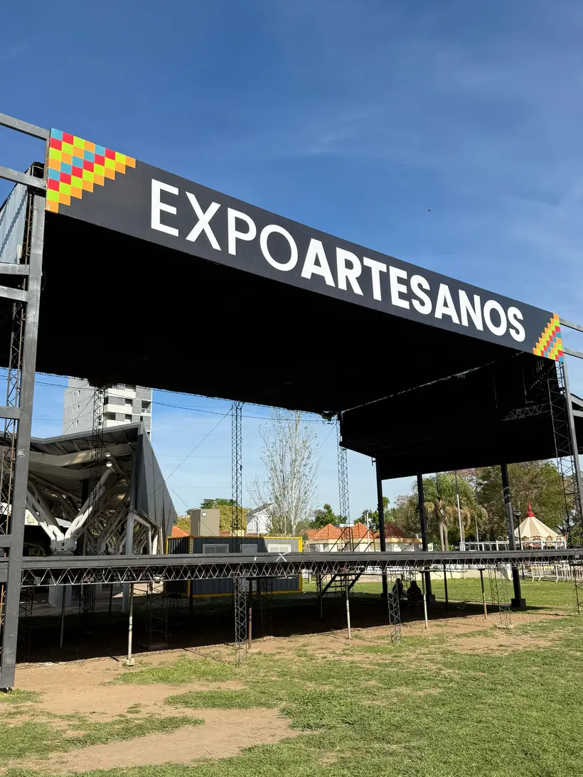Expoartesanos — Lona tensada de gran formato. Trabajo realizado por Zengráfica en San Lorenzo, Santa Fe.