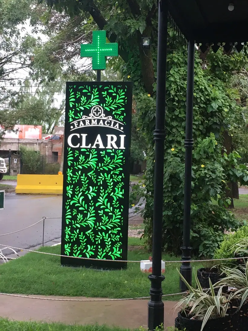 Farmacia Clari — Tótem iluminado de doble cara. Trabajo realizado por Zengráfica en San Lorenzo, Santa Fe.