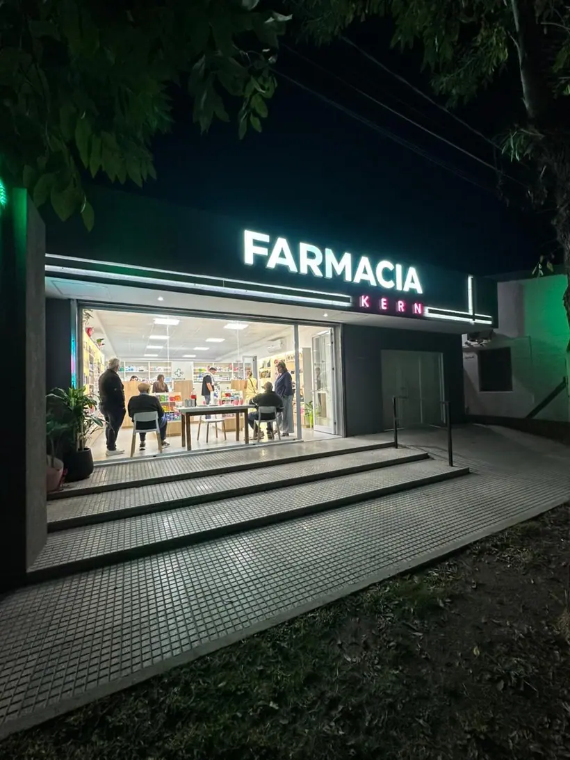 Farmacia Kern — Frente iluminado y cruz de farmacia. Trabajo realizado por Zengráfica en San Lorenzo, Santa Fe.