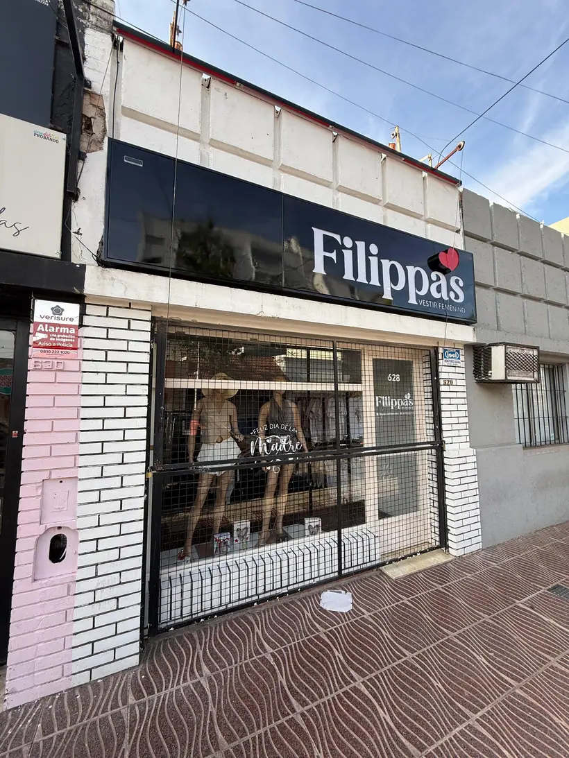 Filippas — Corpóreas sobre fachada. Trabajo realizado por Zengráfica en San Lorenzo, Santa Fe.