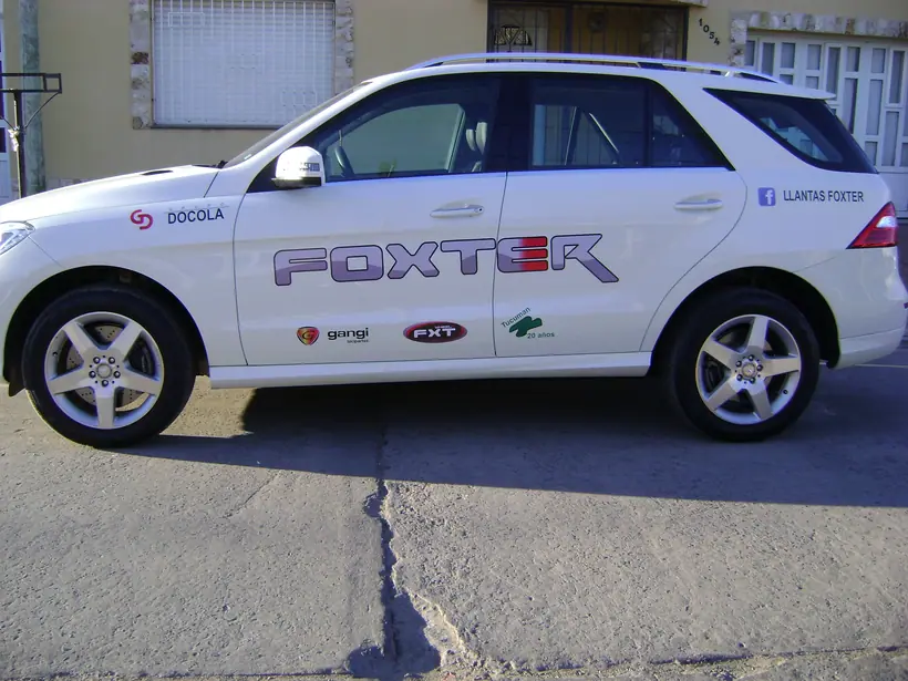 Foxter Llantas — Ploteo deportivo sobre SUV. Trabajo realizado por Zengráfica en San Lorenzo, Santa Fe.