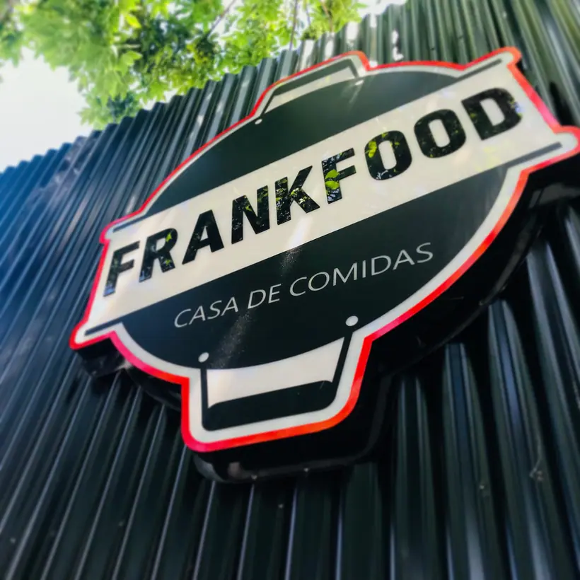 Frankfood Casa de Comidas — Corpóreo troquelado con contorno iluminado. Trabajo realizado por Zengráfica en San Lorenzo, Santa Fe.