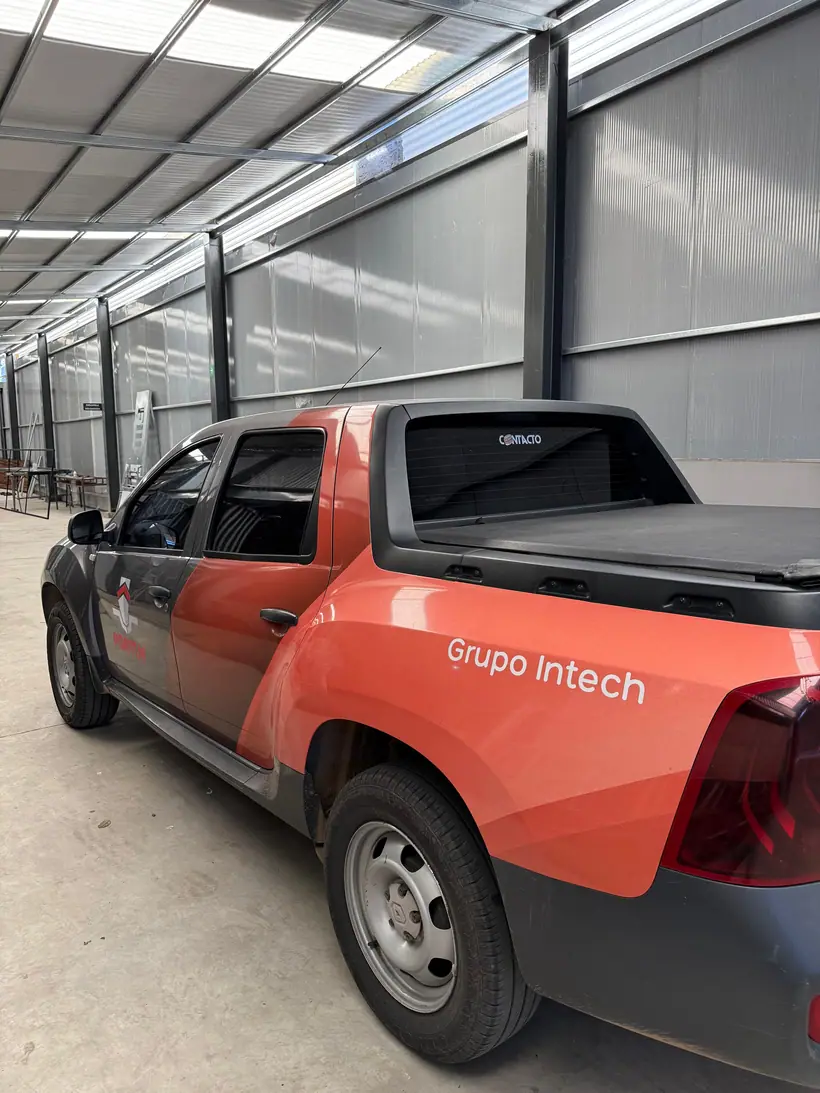 Grupo Intech — Pickup corporativa. Trabajo realizado por Zengráfica en San Lorenzo, Santa Fe.