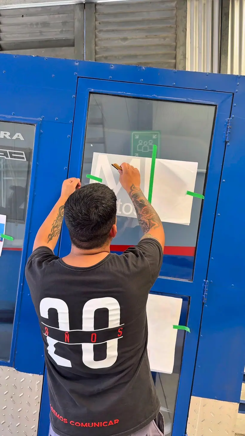 Aplicación de vinilo — Instalación profesional en taller. Trabajo realizado por Zengráfica en San Lorenzo, Santa Fe.