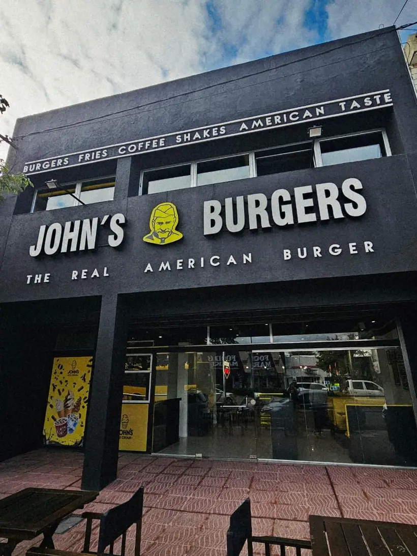 John's Burgers — Frente completo con corpóreas. Trabajo realizado por Zengráfica en San Lorenzo, Santa Fe.