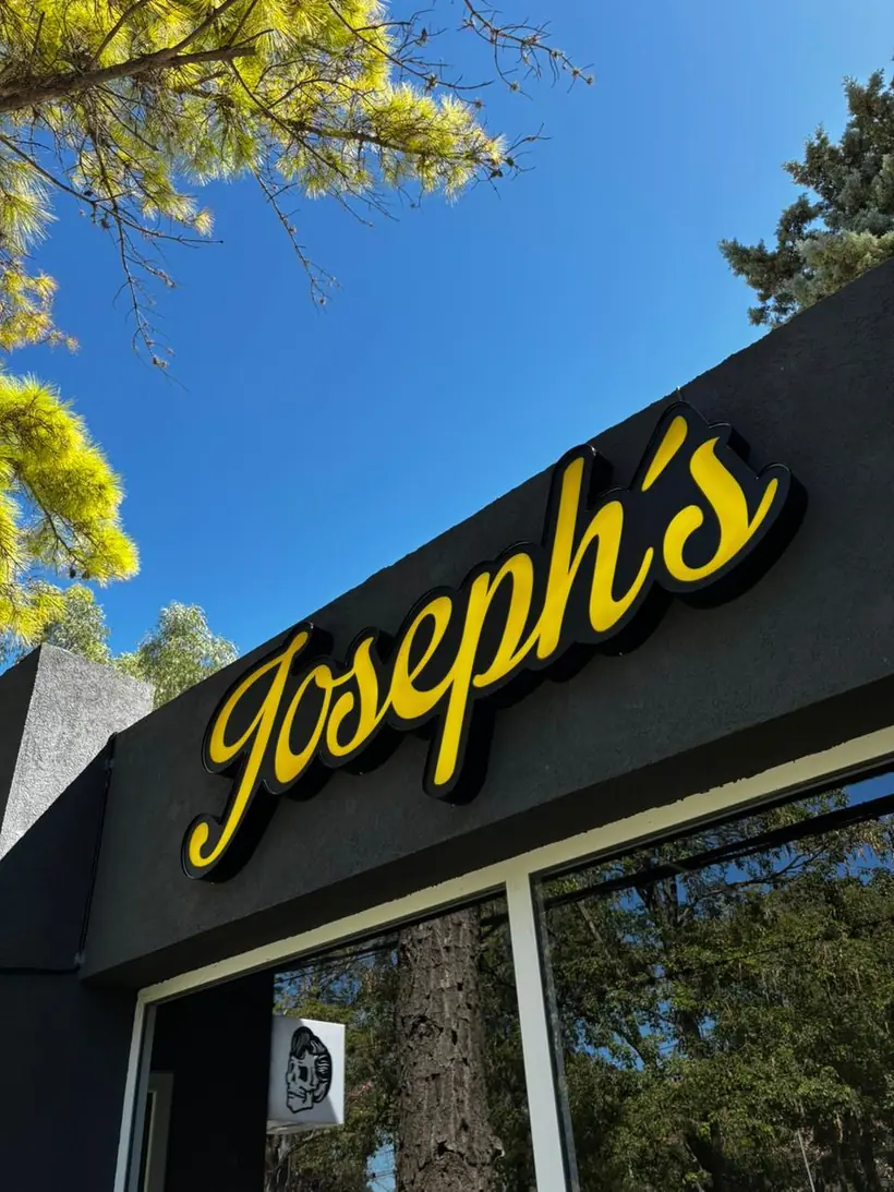 Joseph's — Corpóreas doradas sobre frente. Trabajo realizado por Zengráfica en San Lorenzo, Santa Fe.