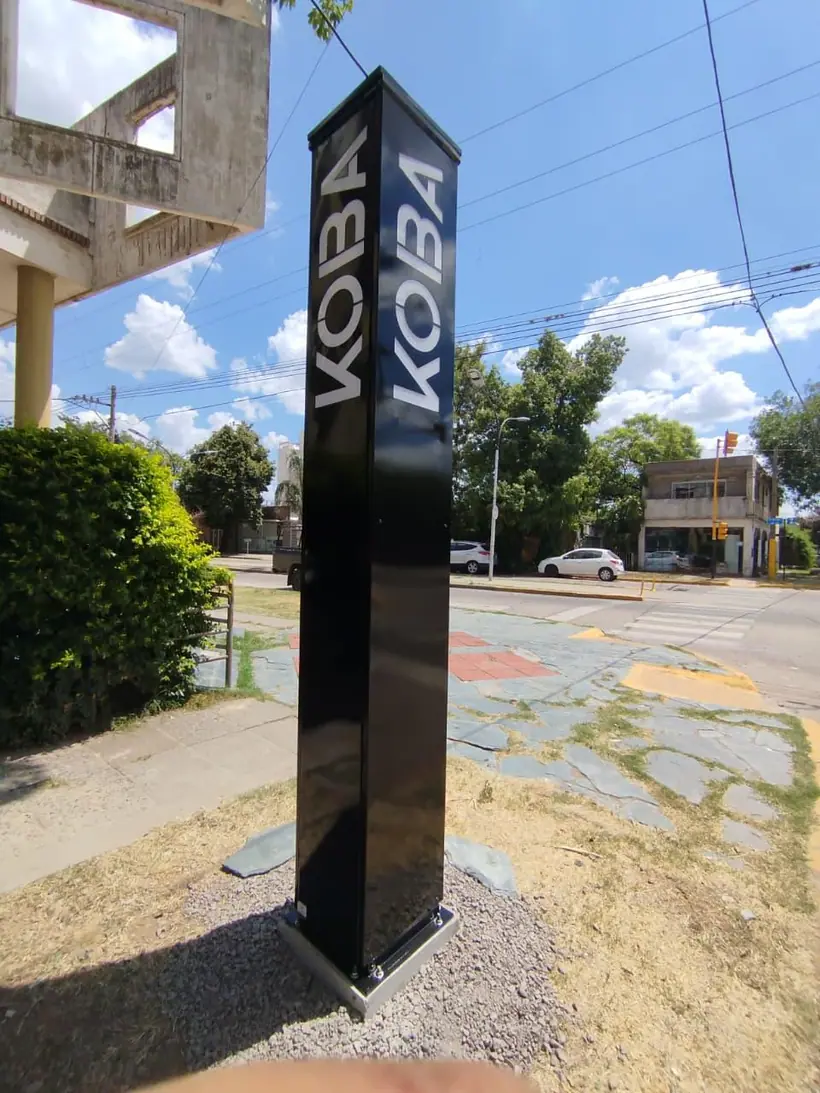 Koba — Tótem negro de doble cara. Trabajo realizado por Zengráfica en San Lorenzo, Santa Fe.
