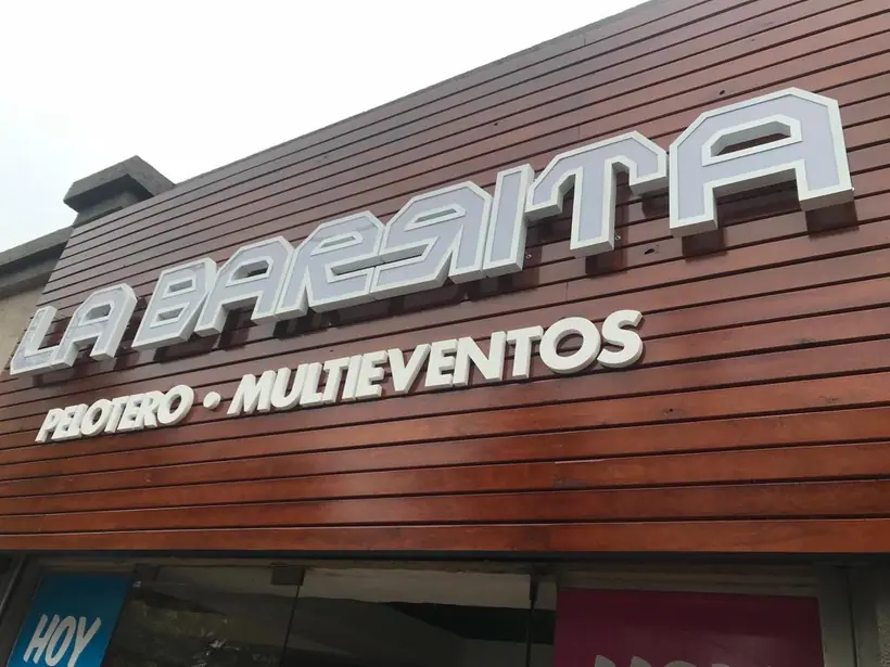 La Barsita — Corpóreas sobre revestimiento de madera. Trabajo realizado por Zengráfica en San Lorenzo, Santa Fe.