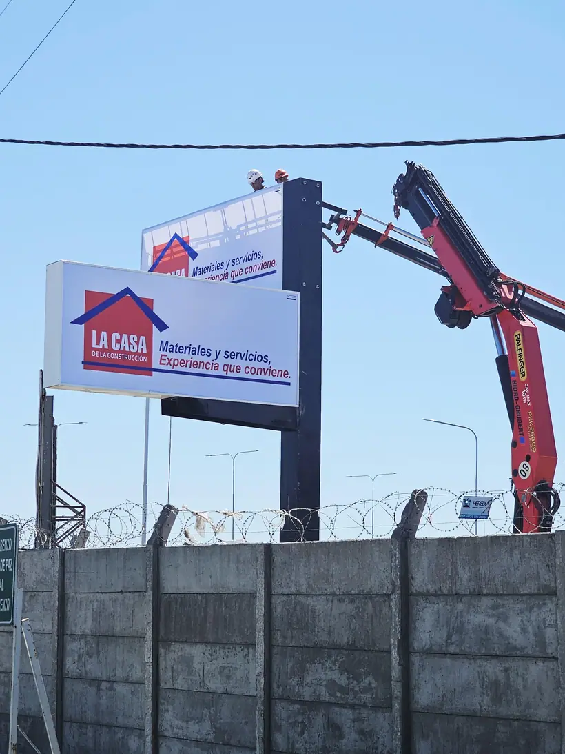 La Casa Materiales — Cartel vial montado con hidrogrúa. Trabajo realizado por Zengráfica en San Lorenzo, Santa Fe.