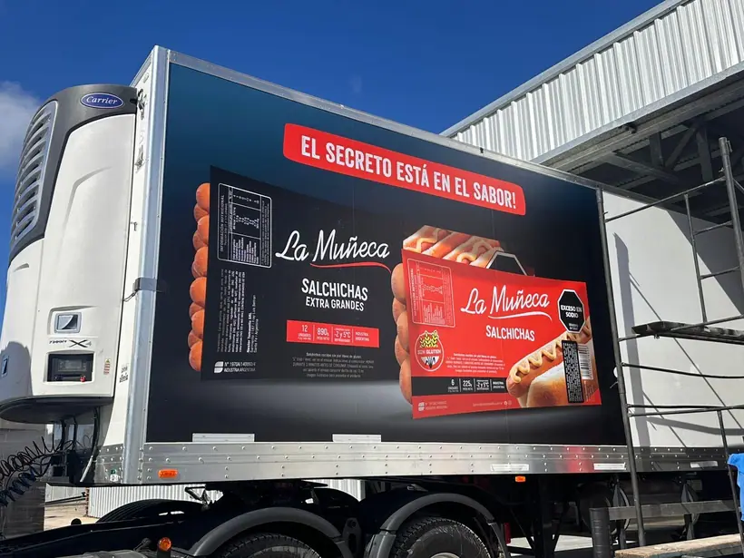 La Muñeca — Semirremolque con gráfica de producto. Trabajo realizado por Zengráfica en San Lorenzo, Santa Fe.