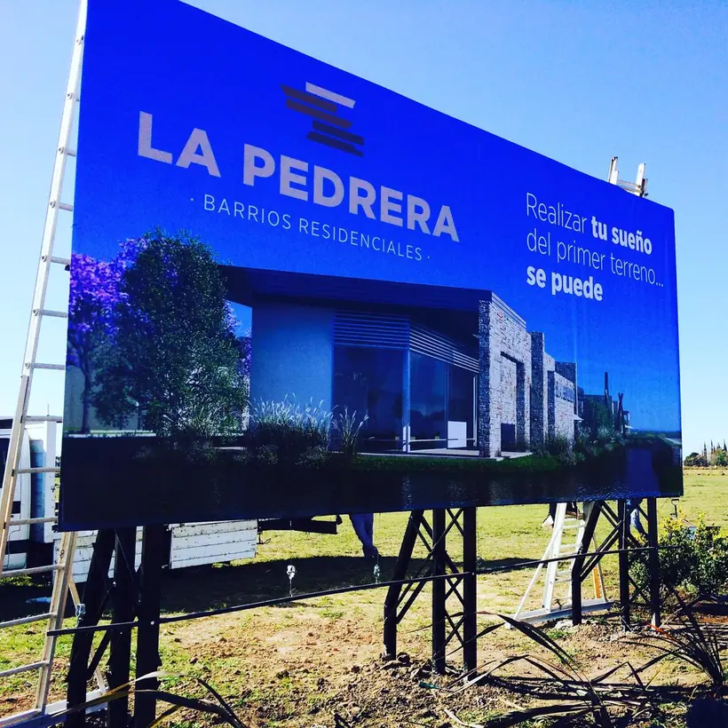 La Pedrera Barrios Residenciales — Cartel de ruta de gran porte. Trabajo realizado por Zengráfica en San Lorenzo, Santa Fe.