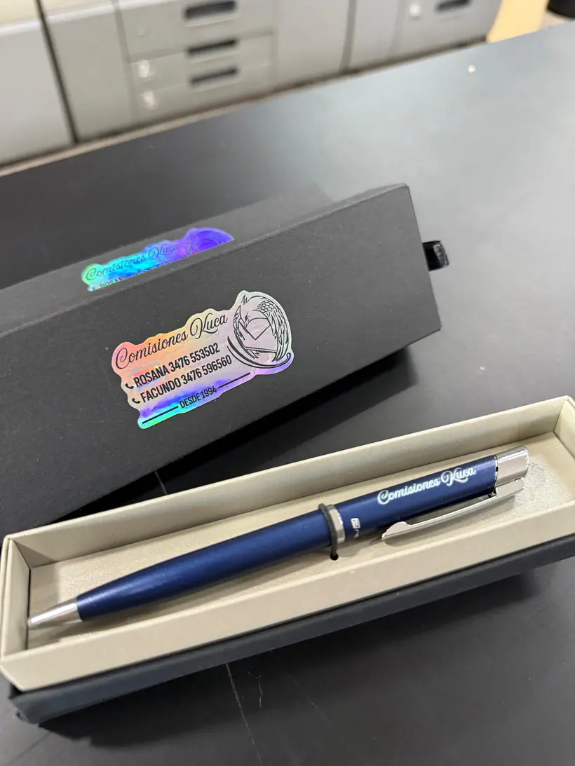 Set de lapicera en estuche — Grabado láser y sticker holográfico. Trabajo realizado por Zengráfica en San Lorenzo, Santa Fe.