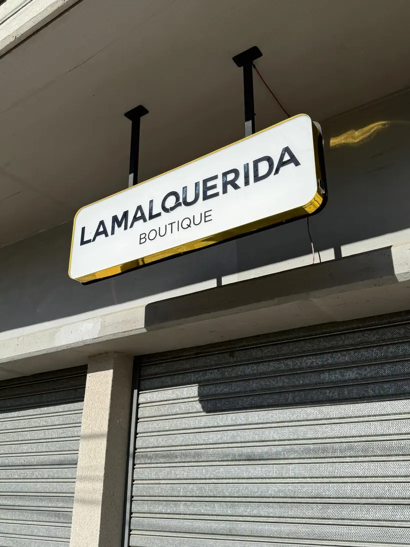 La Malquerida Boutique — Saliente rectangular iluminado. Trabajo realizado por Zengráfica en San Lorenzo, Santa Fe.