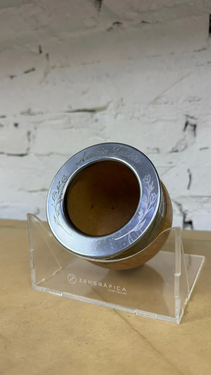 Mate con virola grabada — Regalo empresarial. Trabajo realizado por Zengráfica en San Lorenzo, Santa Fe.