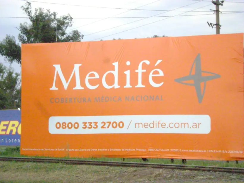 Medifé — Cartel de gran formato en vía pública. Trabajo realizado por Zengráfica en San Lorenzo, Santa Fe.