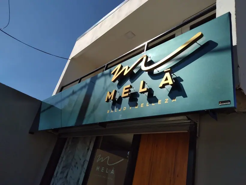 Melá Salud y Belleza — Cartel frontal con corpóreas iluminadas. Trabajo realizado por Zengráfica en San Lorenzo, Santa Fe.
