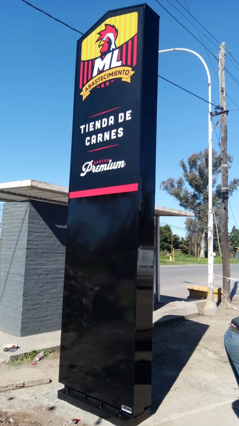 ML Tienda de Carnes — Tótem iluminado de doble cara. Trabajo realizado por Zengráfica en San Lorenzo, Santa Fe.