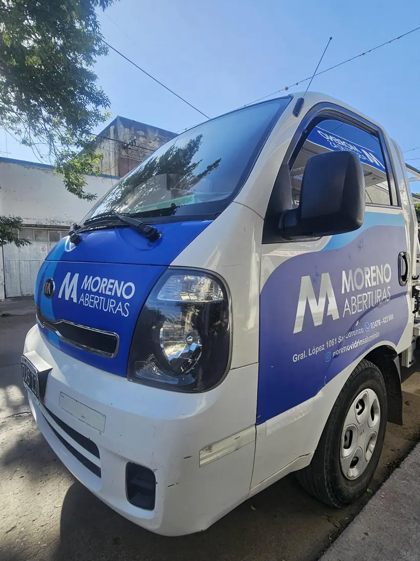 Moreno Aberturas — Camión con gráfica envolvente. Trabajo realizado por Zengráfica en San Lorenzo, Santa Fe.