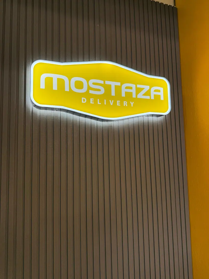 Mostaza Delivery — Corpóreo iluminado sobre fachada. Trabajo realizado por Zengráfica en San Lorenzo, Santa Fe.