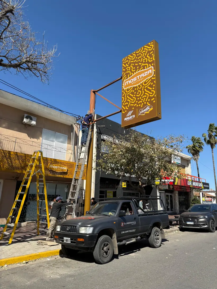 Mostaza — Montaje en altura sobre el frente. Trabajo realizado por Zengráfica en San Lorenzo, Santa Fe.
