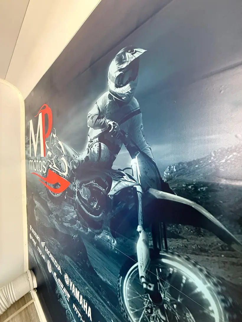 MP Motos — Impresión mural en showroom. Trabajo realizado por Zengráfica en San Lorenzo, Santa Fe.