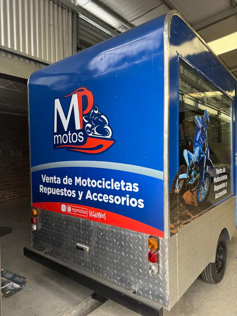 MP Motos — Trailer de exhibición full wrap. Trabajo realizado por Zengráfica en San Lorenzo, Santa Fe.