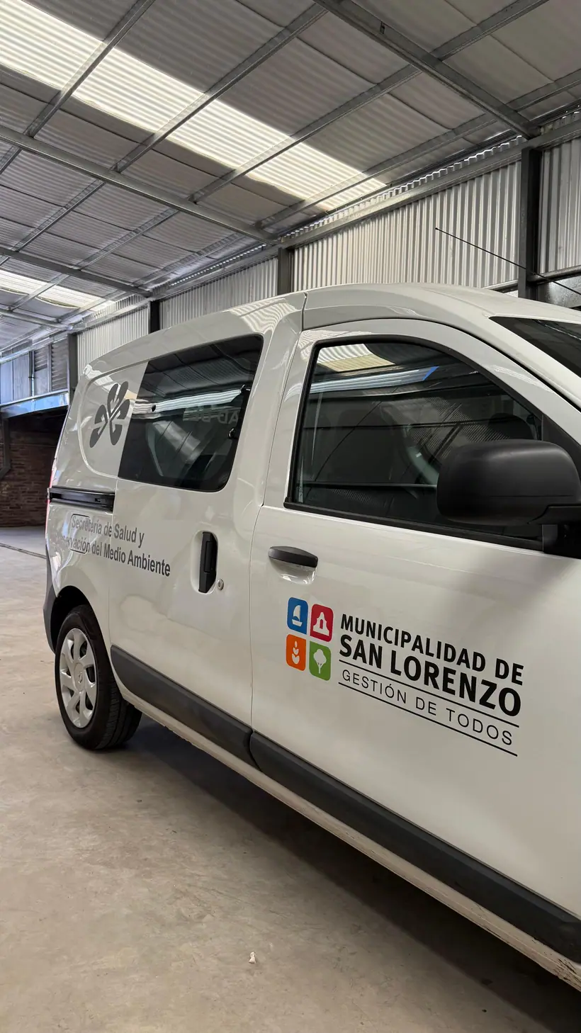 Municipalidad de San Lorenzo — Furgón de servicios urbanos. Trabajo realizado por Zengráfica en San Lorenzo, Santa Fe.