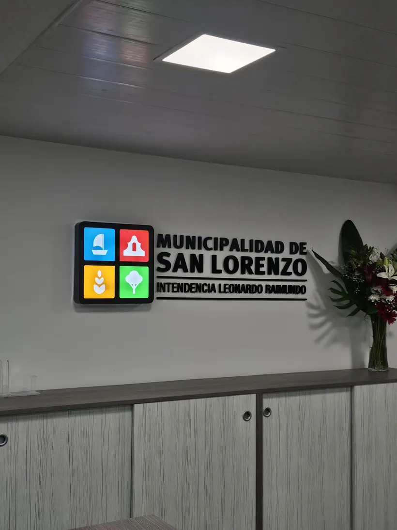 Municipalidad de San Lorenzo — Señalética interior iluminada. Trabajo realizado por Zengráfica en San Lorenzo, Santa Fe.