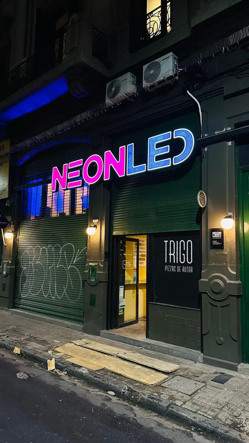 NEONLED — Frente iluminado con neón LED. Trabajo realizado por Zengráfica en San Lorenzo, Santa Fe.