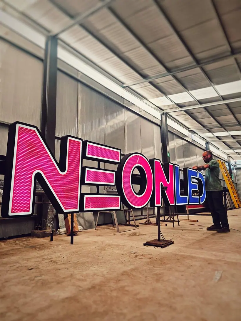 NEONLED — Corpóreas en taller, antes del montaje. Trabajo realizado por Zengráfica en San Lorenzo, Santa Fe.