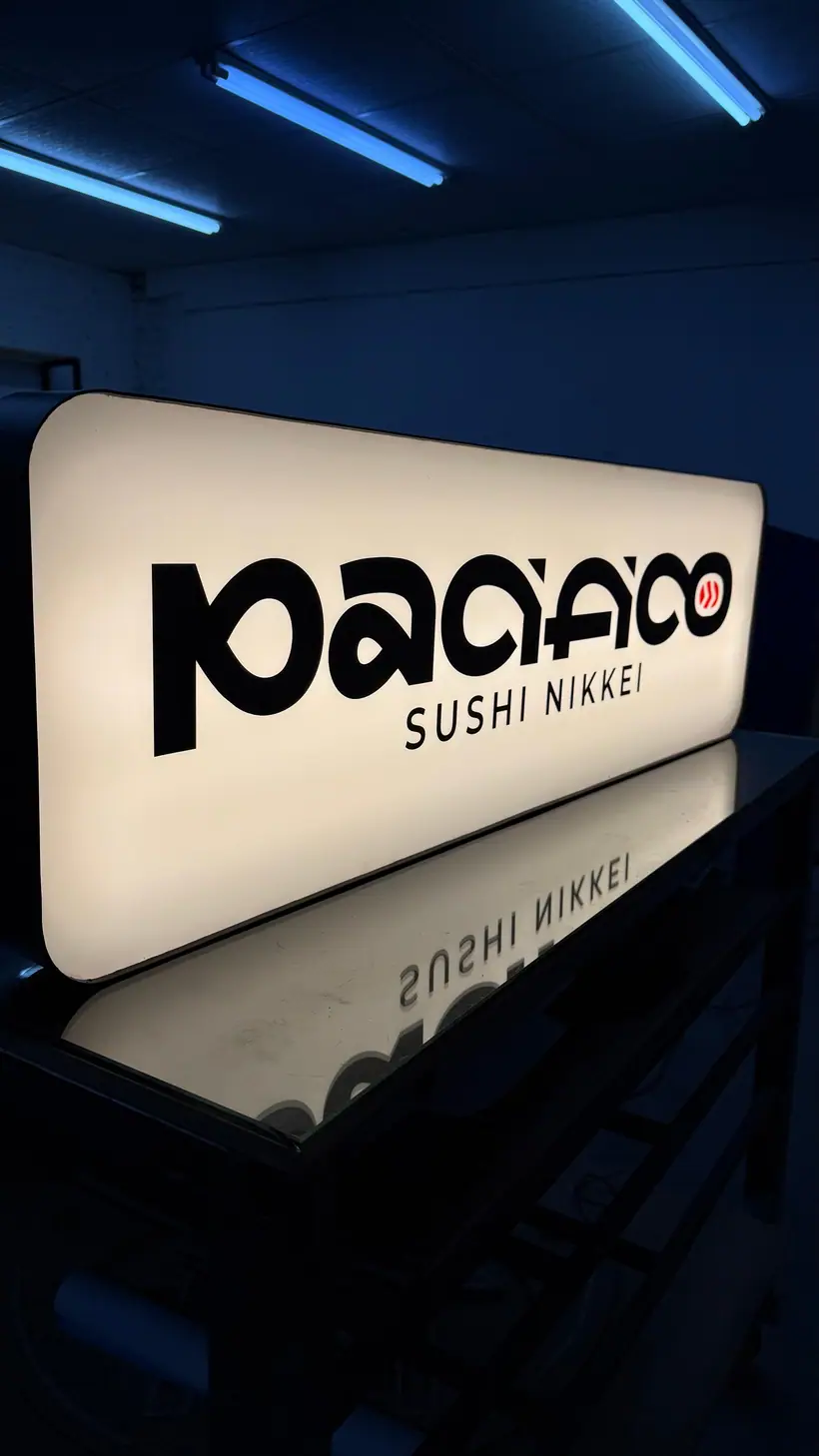 Pacífico Sushi Nikkei — Cartel iluminado de doble cara. Trabajo realizado por Zengráfica en San Lorenzo, Santa Fe.