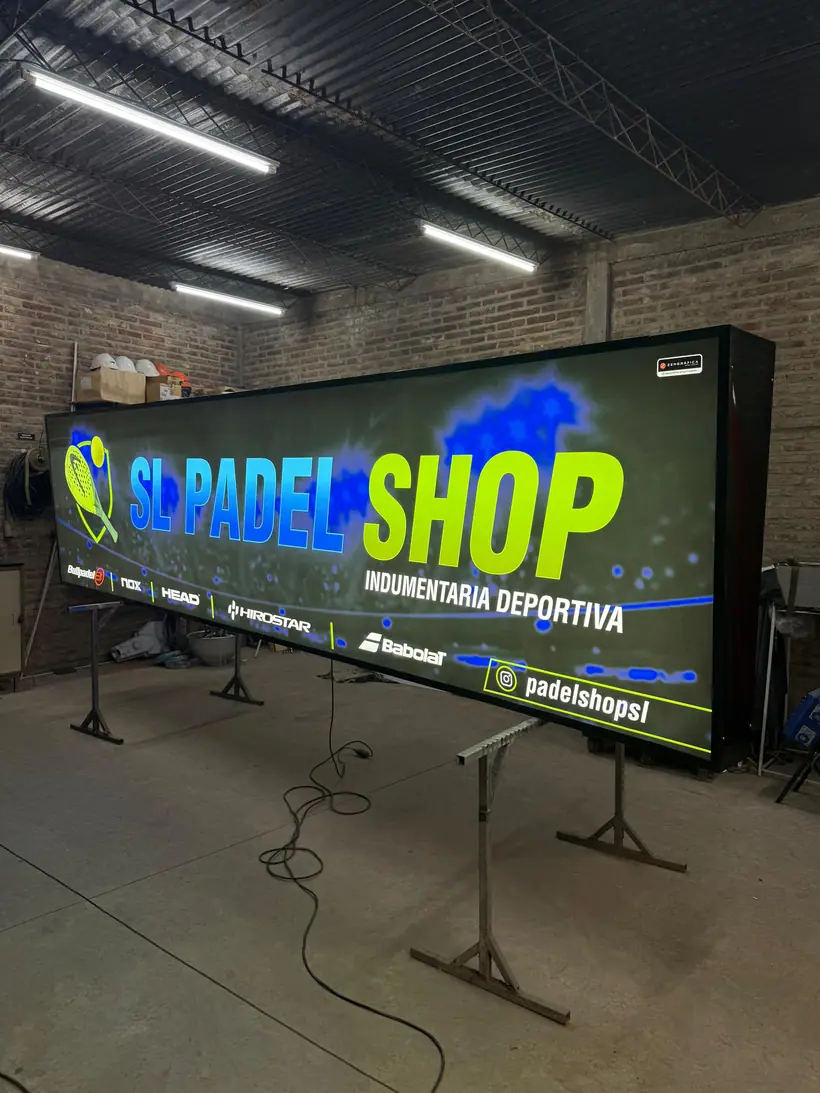 Padel Shop — Pantalla LED full color. Trabajo realizado por Zengráfica en San Lorenzo, Santa Fe.