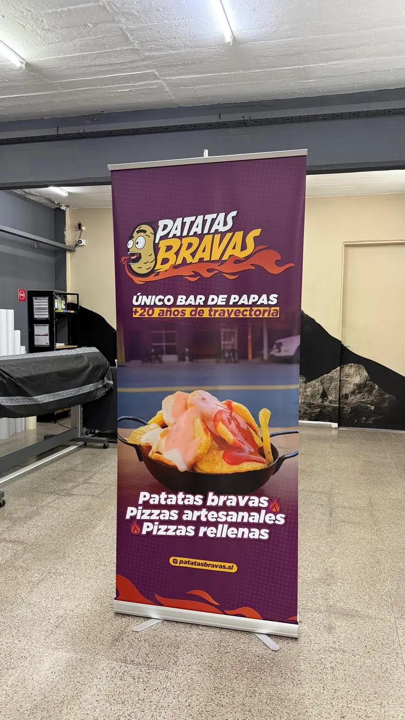 Patatas Bravas — Roll-up con estructura. Trabajo realizado por Zengráfica en San Lorenzo, Santa Fe.