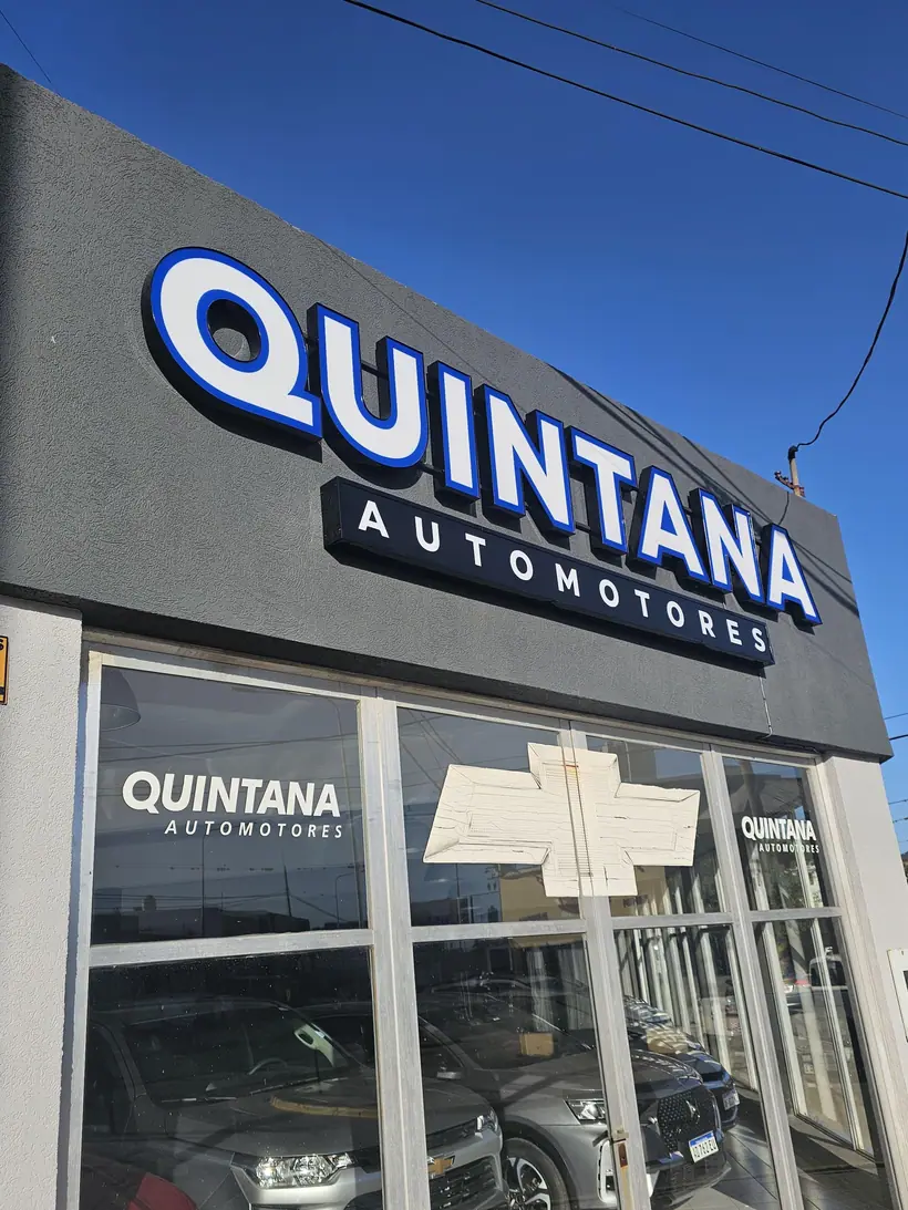 Quintana Automotores — Corpóreas sobre frente de concesionaria. Trabajo realizado por Zengráfica en San Lorenzo, Santa Fe.