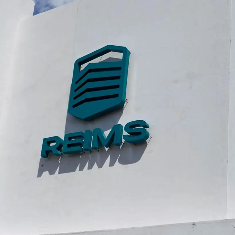 Reims — Corpóreas corporativas en acceso. Trabajo realizado por Zengráfica en San Lorenzo, Santa Fe.