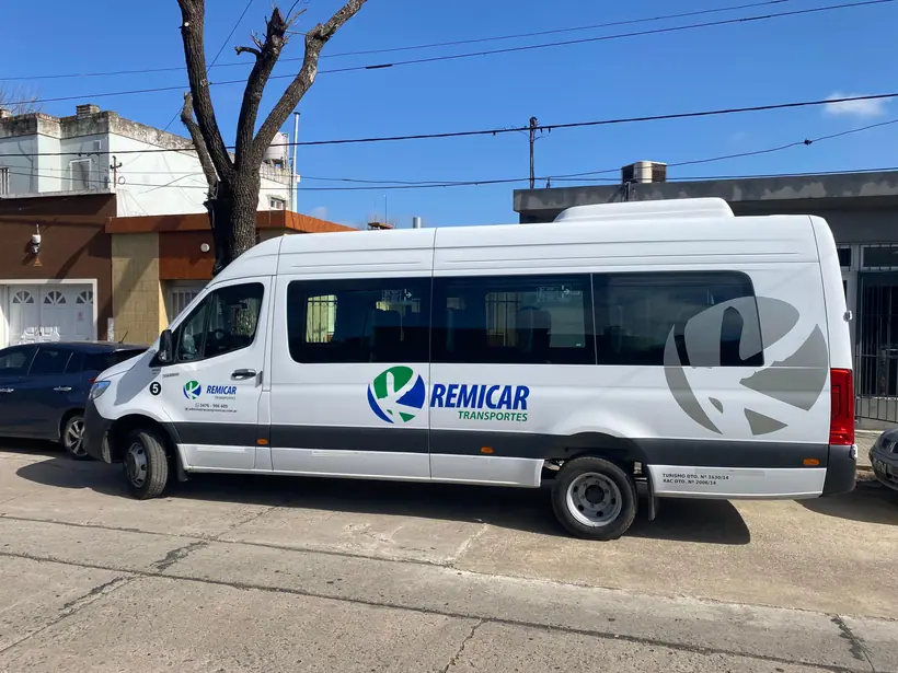 Remicar Transportes — Minibús de traslados. Trabajo realizado por Zengráfica en San Lorenzo, Santa Fe.