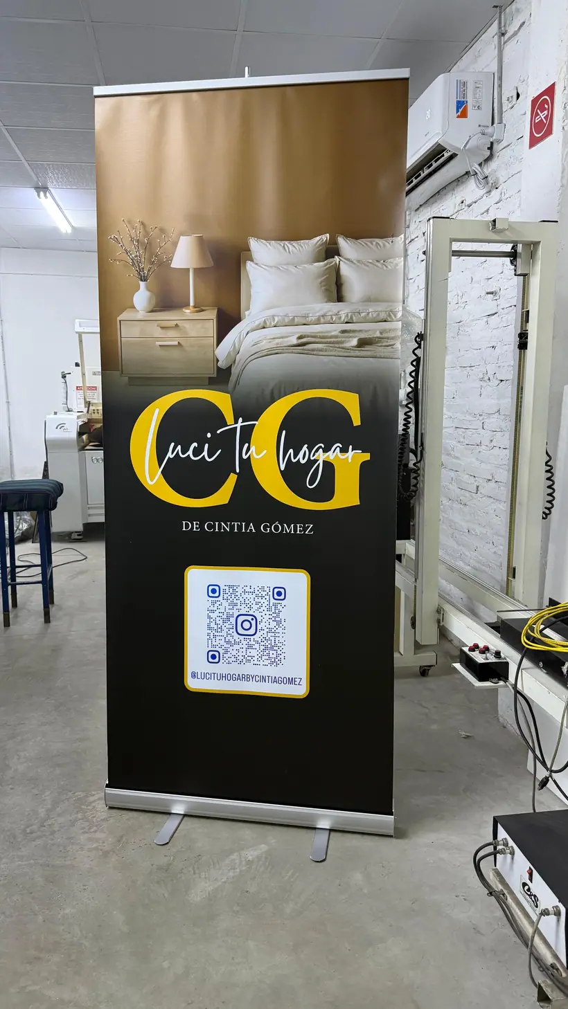 Cuci Tu Hogar — Roll-up con QR. Trabajo realizado por Zengráfica en San Lorenzo, Santa Fe.