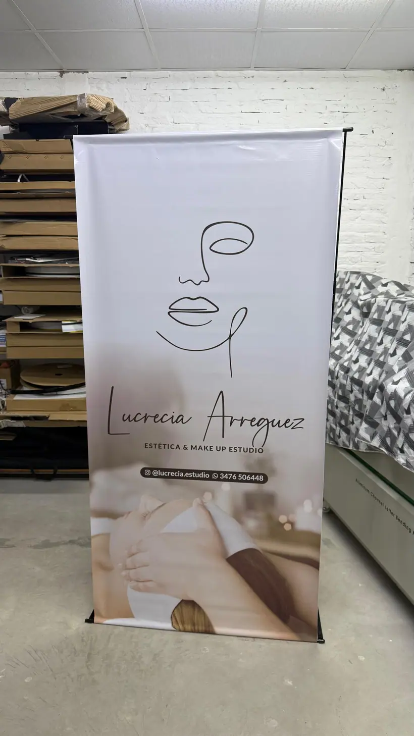 Lucrecia Arreguez — Roll-up minimalista. Trabajo realizado por Zengráfica en San Lorenzo, Santa Fe.